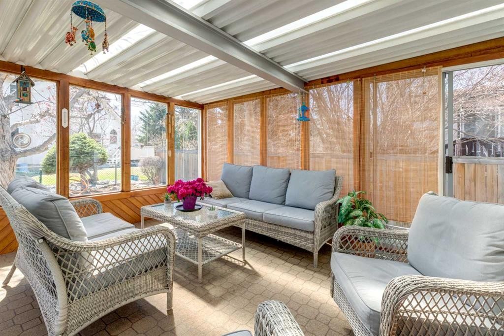 107 Valhalla Crescent Nw, Calgary, AB - Indoor Photo Showing Living Room