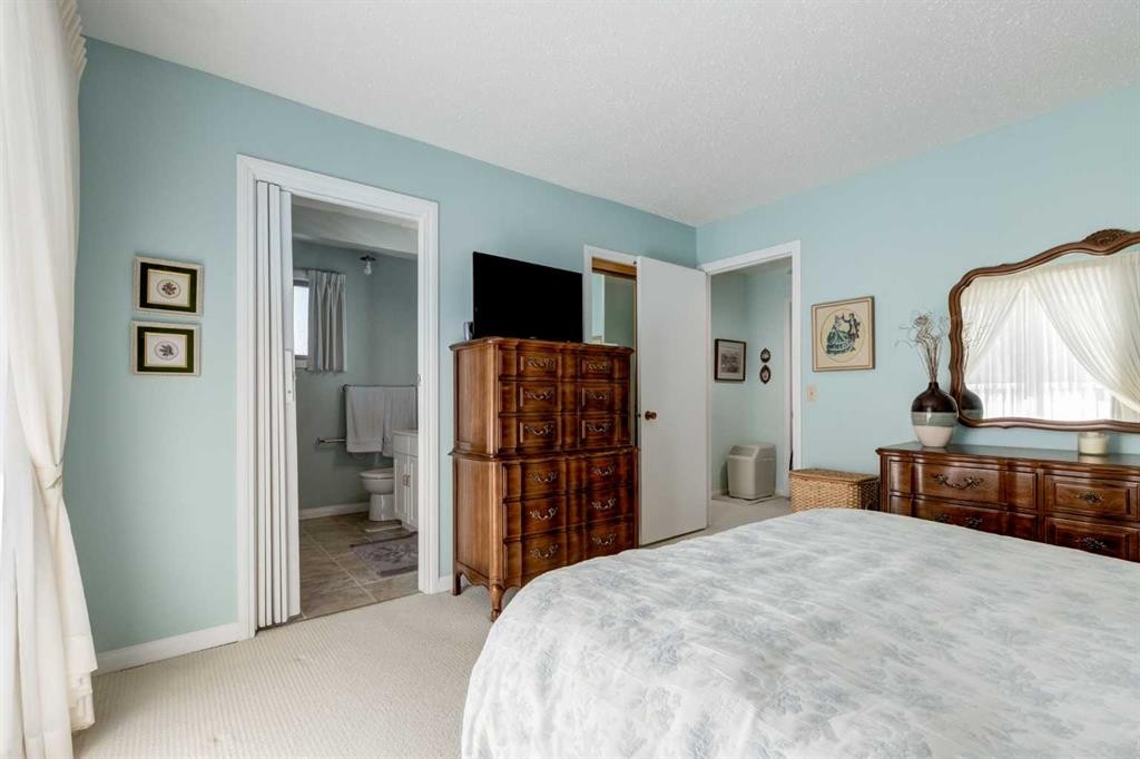 107 Valhalla Crescent Nw, Calgary, AB - Indoor Photo Showing Bedroom