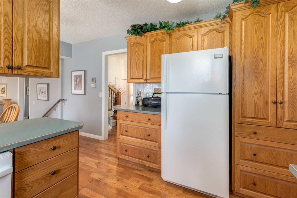107 Valhalla Crescent Nw, Calgary, AB - Indoor Photo Showing Kitchen