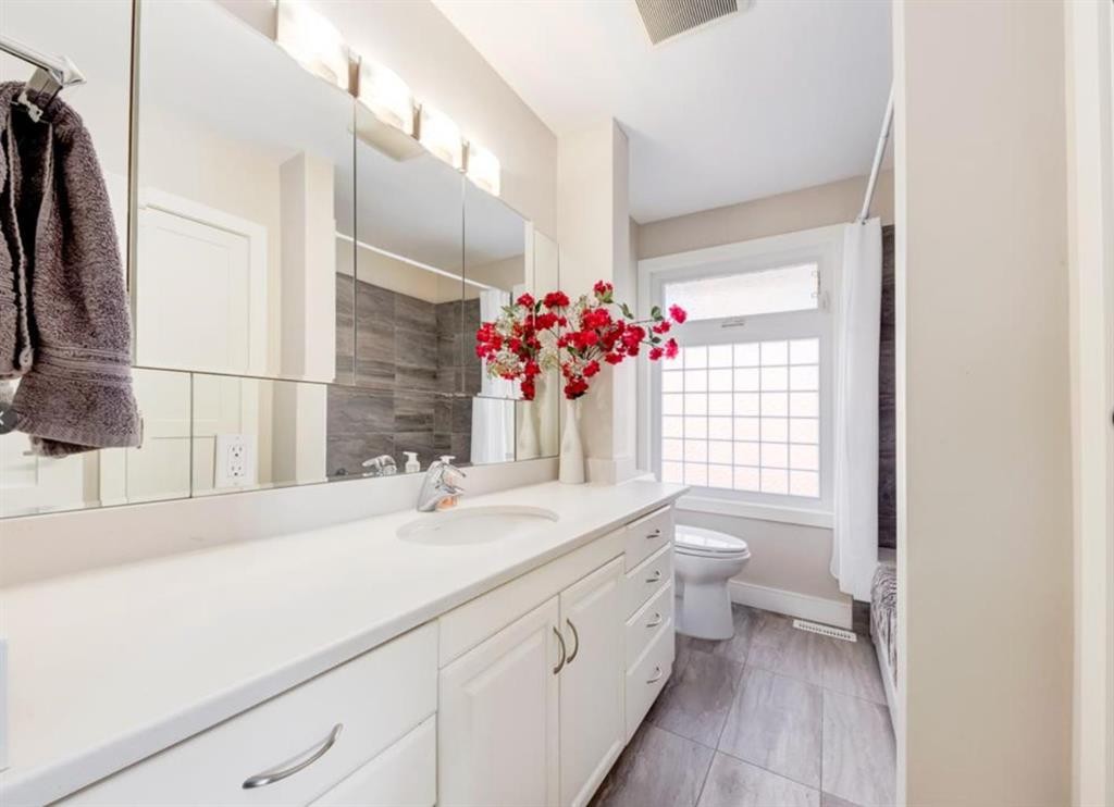 2940 Blakiston Drive Nw, Calgary, AB - Indoor Photo Showing Bathroom