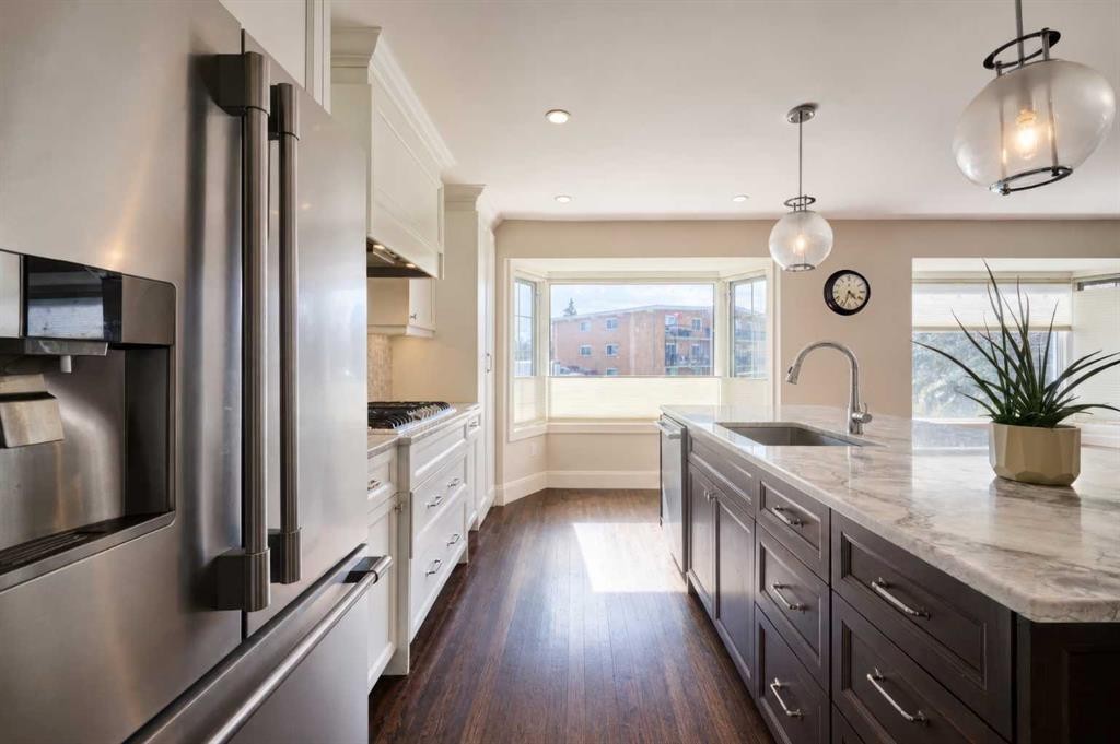 2940 Blakiston Drive Nw, Calgary, AB - Indoor Photo Showing Kitchen With Upgraded Kitchen