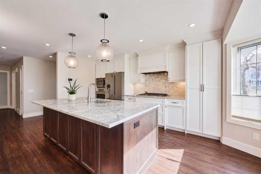 2940 Blakiston Drive Nw, Calgary, AB - Indoor Photo Showing Kitchen With Upgraded Kitchen