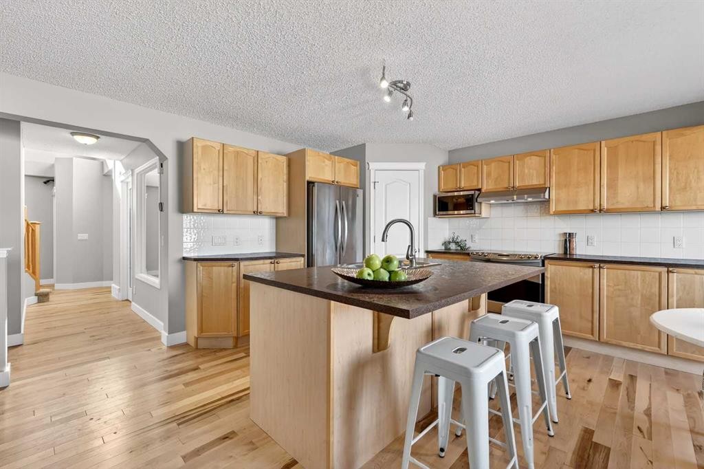 95 Crestmont Drive Sw, Calgary, AB - Indoor Photo Showing Kitchen