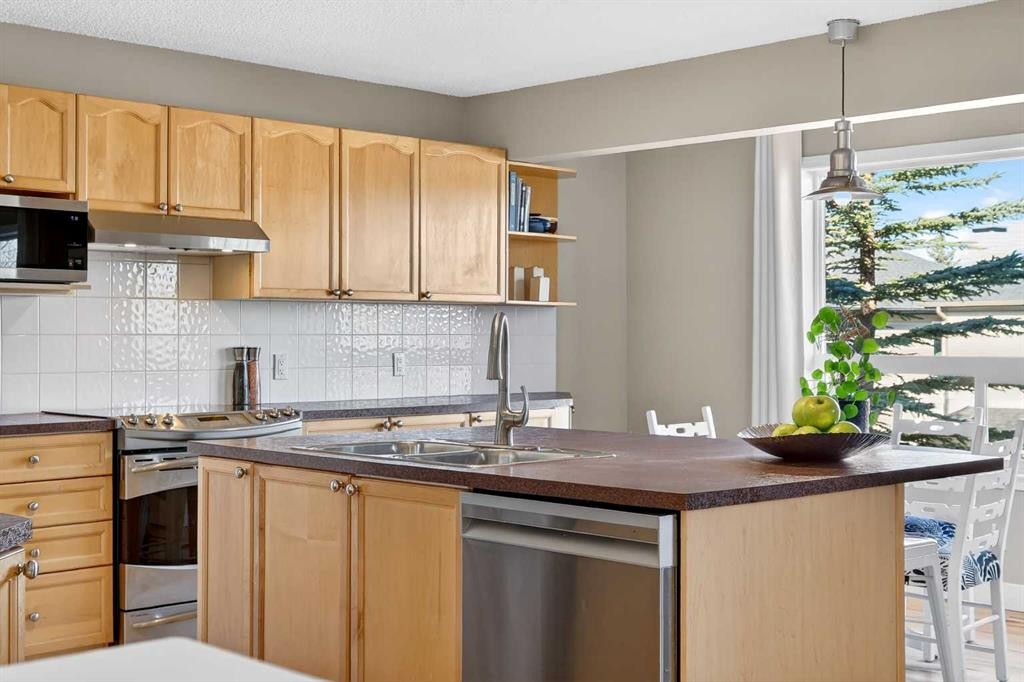 95 Crestmont Drive Sw, Calgary, AB - Indoor Photo Showing Kitchen With Double Sink