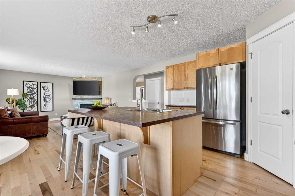 95 Crestmont Drive Sw, Calgary, AB - Indoor Photo Showing Kitchen