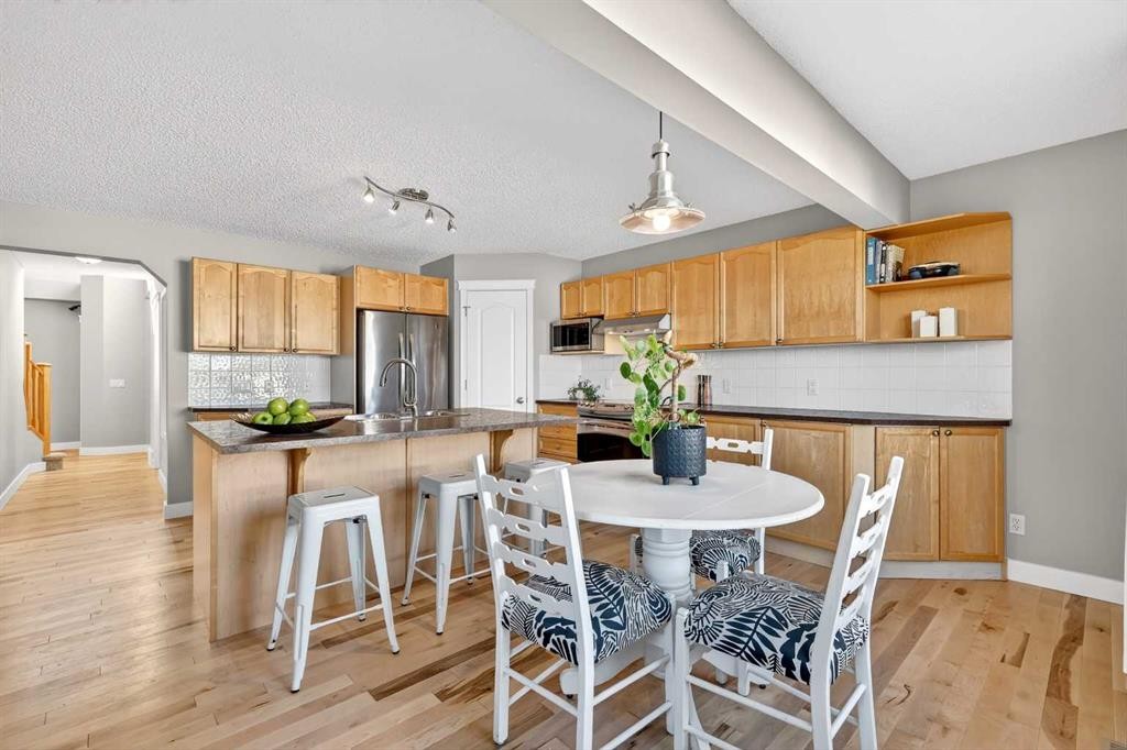 95 Crestmont Drive Sw, Calgary, AB - Indoor Photo Showing Dining Room