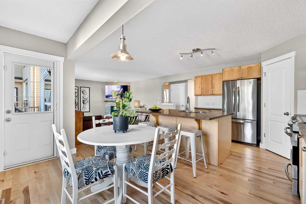 95 Crestmont Drive Sw, Calgary, AB - Indoor Photo Showing Dining Room
