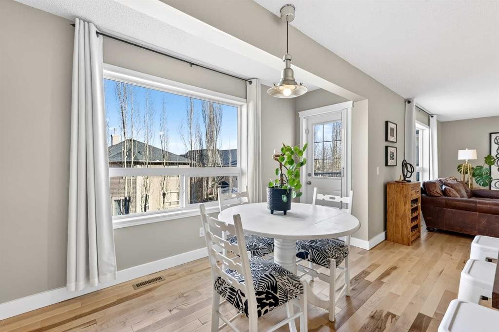 95 Crestmont Drive Sw, Calgary, AB - Indoor Photo Showing Other Room