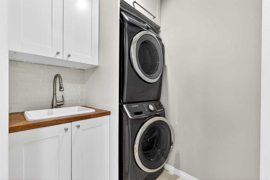 95 Crestmont Drive Sw, Calgary, AB - Indoor Photo Showing Laundry Room