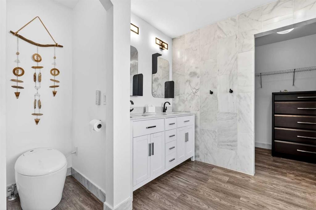 95 Crestmont Drive Sw, Calgary, AB - Indoor Photo Showing Bathroom