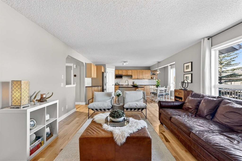95 Crestmont Drive Sw, Calgary, AB - Indoor Photo Showing Living Room