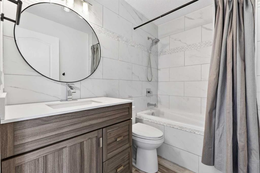 95 Crestmont Drive Sw, Calgary, AB - Indoor Photo Showing Bathroom