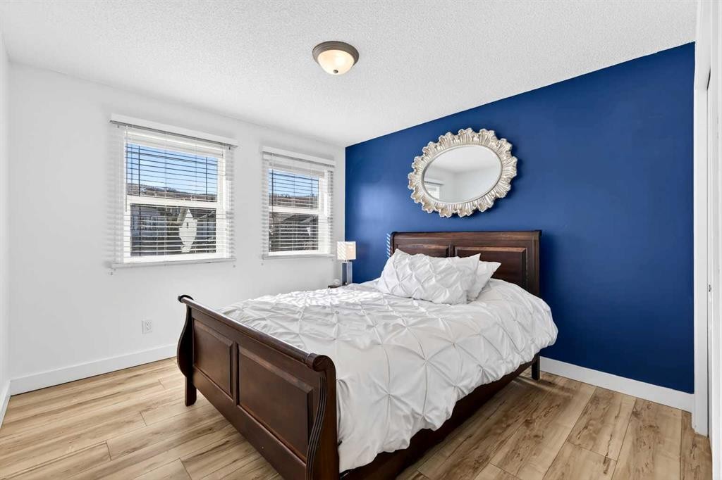 95 Crestmont Drive Sw, Calgary, AB - Indoor Photo Showing Bedroom