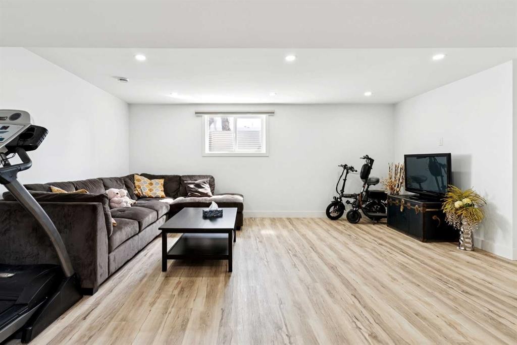 176 Penmeadows Close Se, Calgary, AB