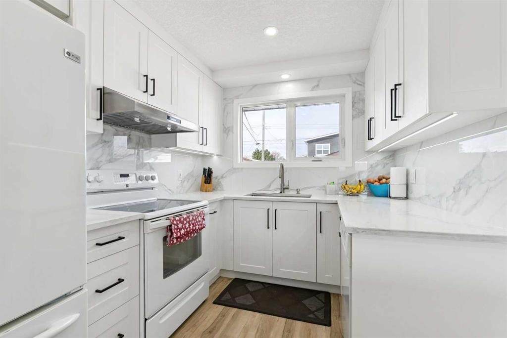 176 Penmeadows Close Se, Calgary, AB