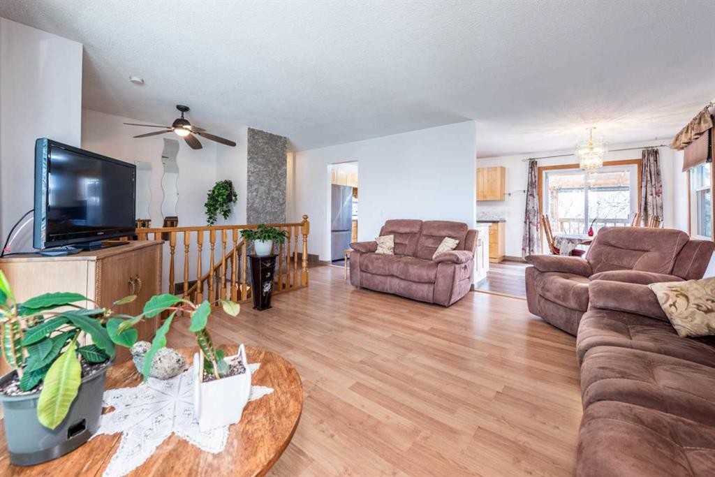16 Rundleson Way Ne, Calgary, AB - Indoor Photo Showing Living Room