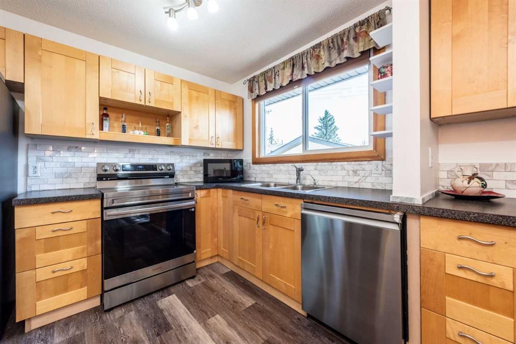 16 Rundleson Way Ne, Calgary, AB - Indoor Photo Showing Kitchen With Double Sink