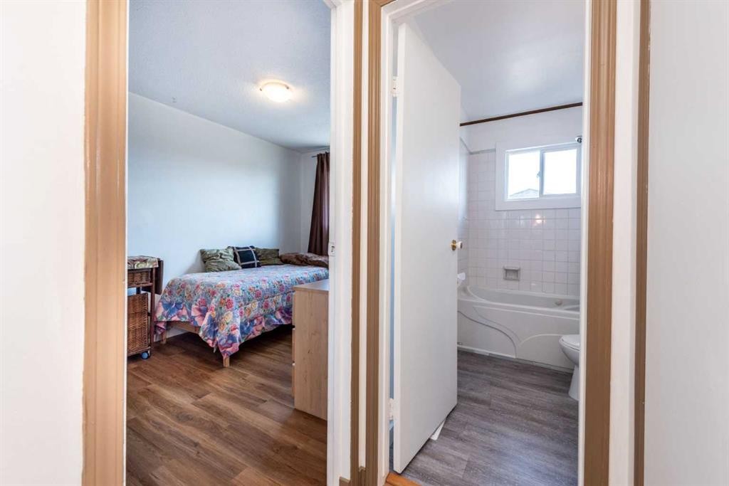 16 Rundleson Way Ne, Calgary, AB - Indoor Photo Showing Bedroom