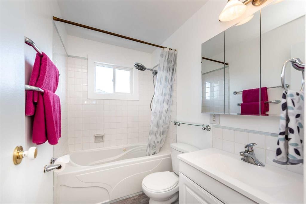 16 Rundleson Way Ne, Calgary, AB - Indoor Photo Showing Bathroom