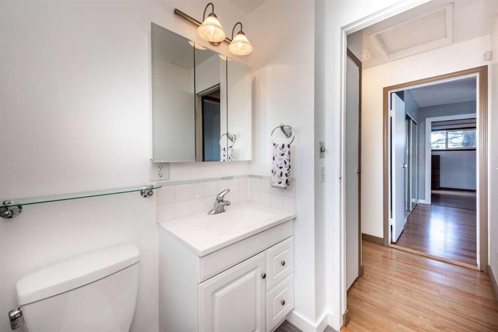 16 Rundleson Way Ne, Calgary, AB - Indoor Photo Showing Bathroom