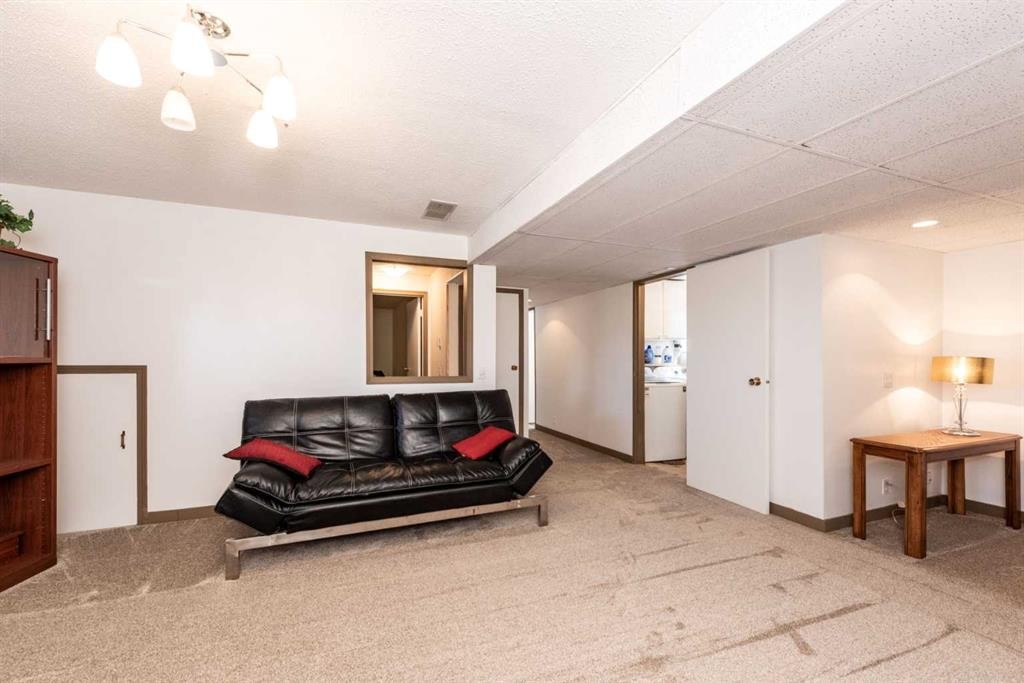 16 Rundleson Way Ne, Calgary, AB - Indoor Photo Showing Other Room