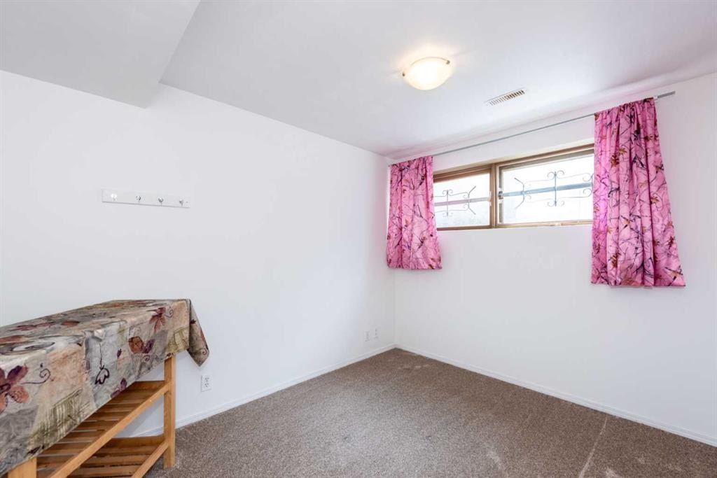 16 Rundleson Way Ne, Calgary, AB - Indoor Photo Showing Other Room