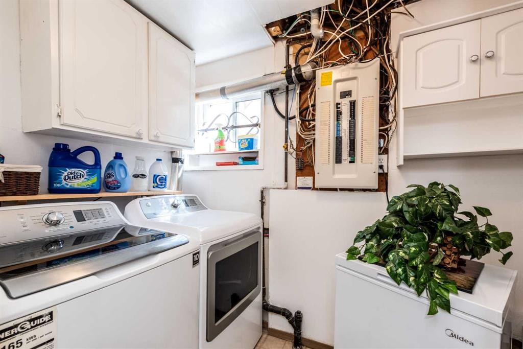16 Rundleson Way Ne, Calgary, AB - Indoor Photo Showing Laundry Room