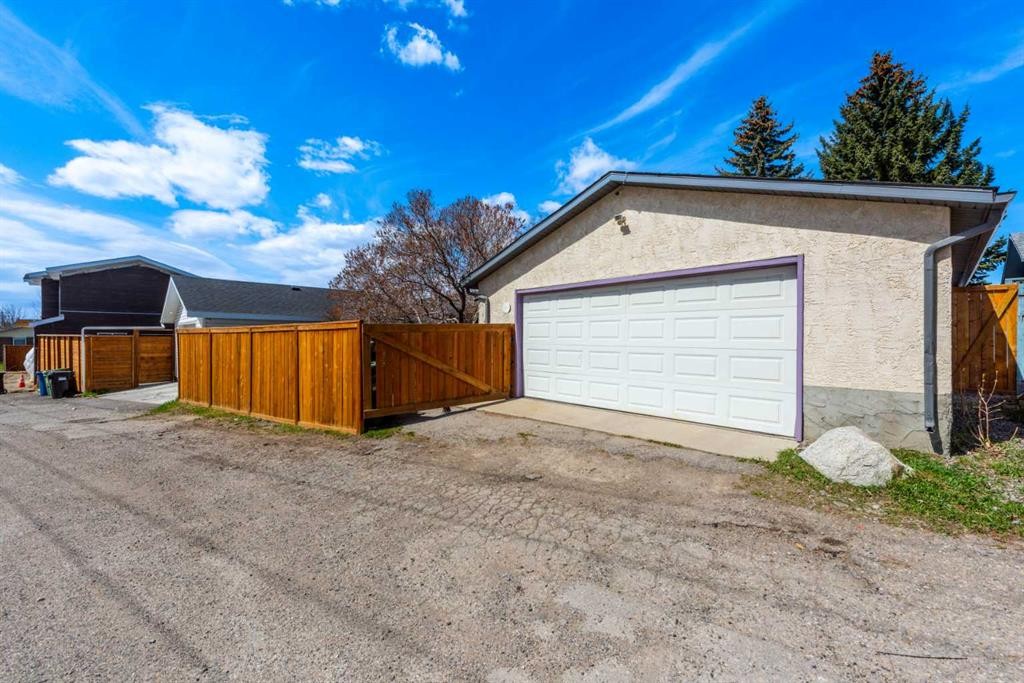 16 Rundleson Way Ne, Calgary, AB - Outdoor