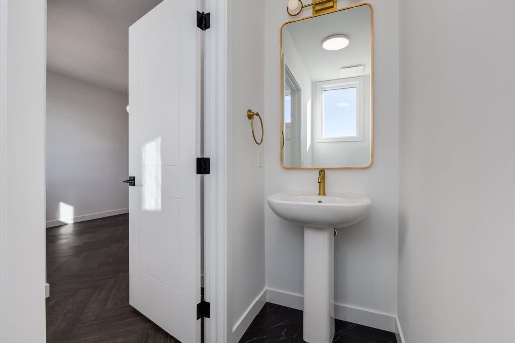 219 Sora Boulevard Se, Calgary, AB - Indoor Photo Showing Bathroom