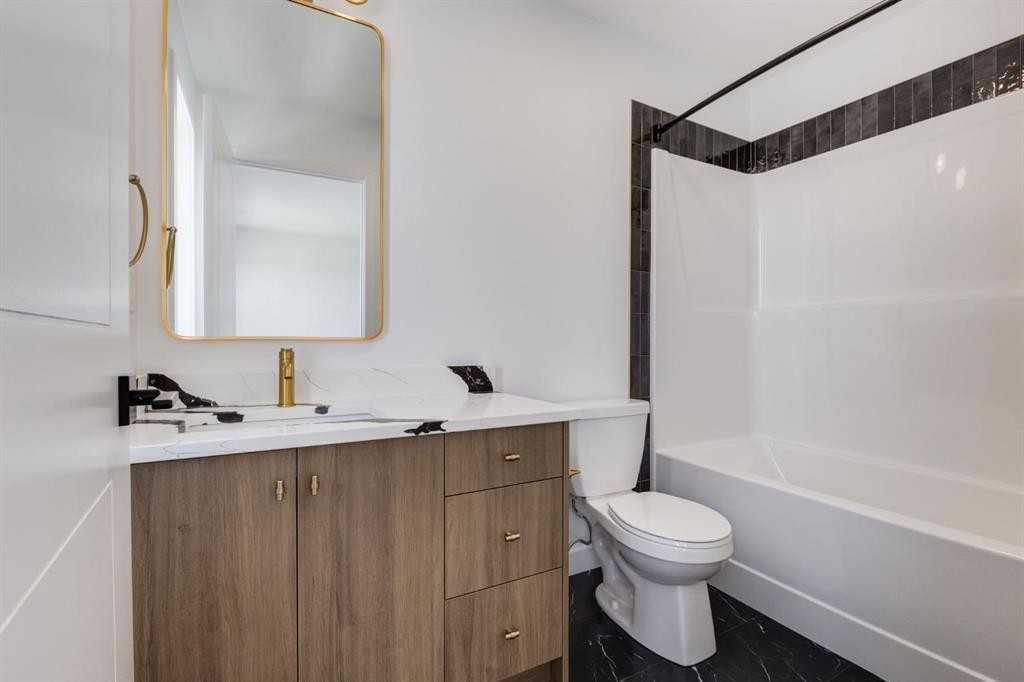219 Sora Boulevard Se, Calgary, AB - Indoor Photo Showing Bathroom