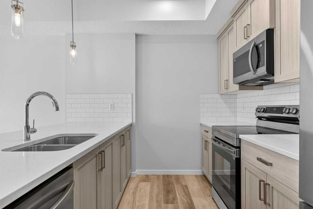 1206-33 Carringham Gate Nw, Calgary, AB - Indoor Photo Showing Kitchen With Stainless Steel Kitchen With Double Sink With Upgraded Kitchen