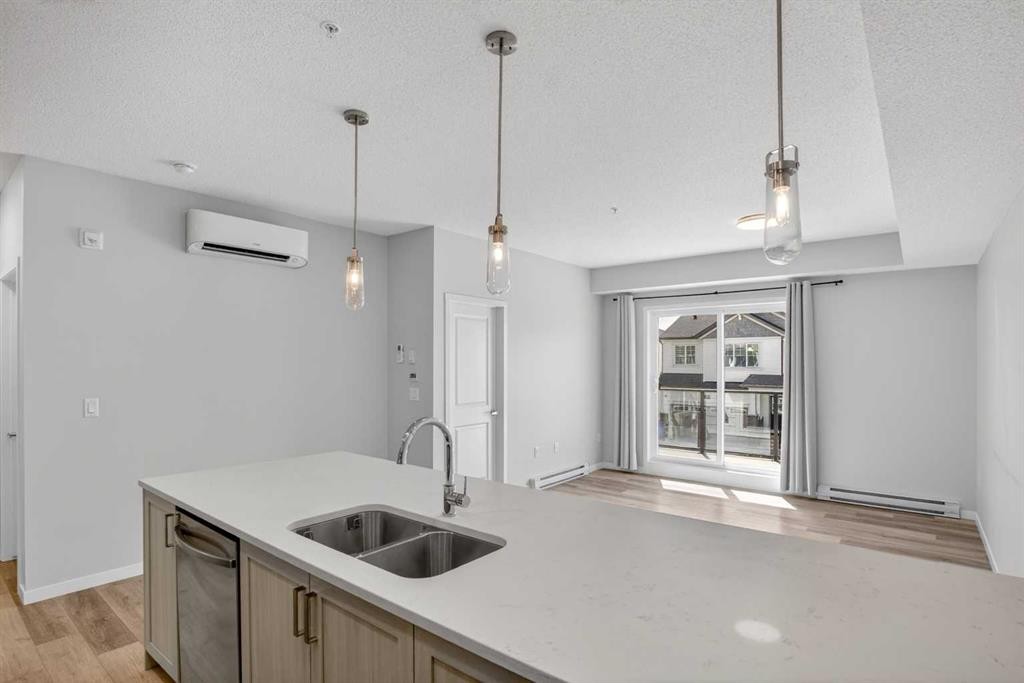 1206-33 Carringham Gate Nw, Calgary, AB - Indoor Photo Showing Kitchen With Double Sink