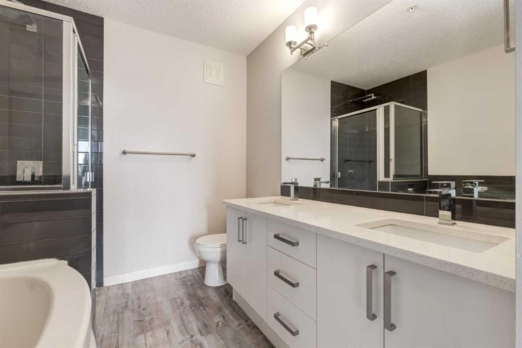 207-10 Westpark Link, Calgary, AB - Indoor Photo Showing Bathroom