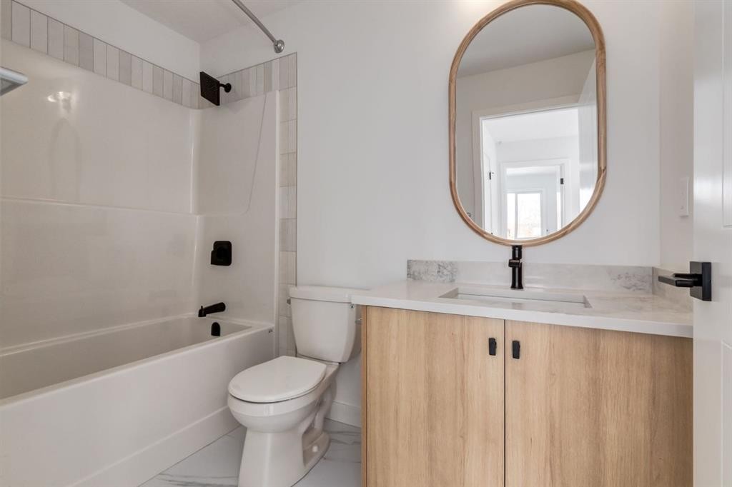 235 Sora Boulevard Se, Calgary, AB - Indoor Photo Showing Bathroom