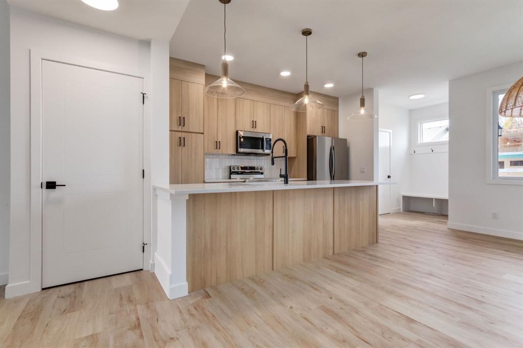 235 Sora Boulevard Se, Calgary, AB - Indoor Photo Showing Kitchen