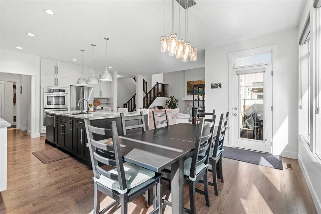 25 Westland Crescent Sw, Calgary, AB - Indoor Photo Showing Dining Room
