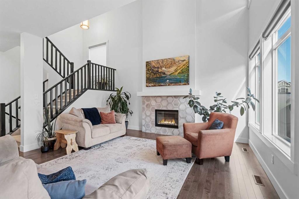 25 Westland Crescent Sw, Calgary, AB - Indoor Photo Showing Living Room With Fireplace