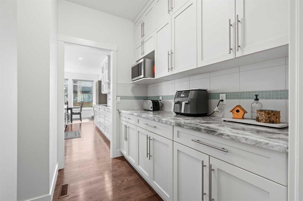 25 Westland Crescent Sw, Calgary, AB - Indoor Photo Showing Kitchen