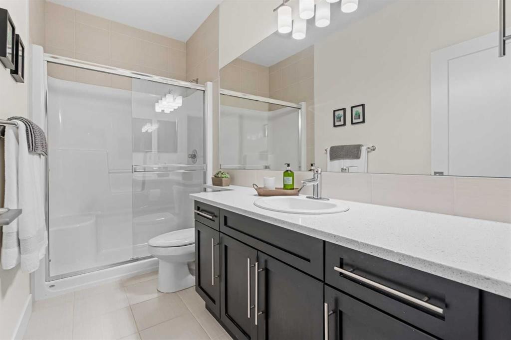 25 Westland Crescent Sw, Calgary, AB - Indoor Photo Showing Bathroom