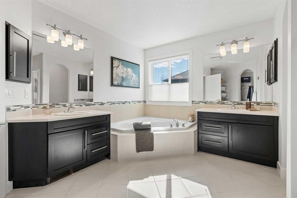 25 Westland Crescent Sw, Calgary, AB - Indoor Photo Showing Bathroom