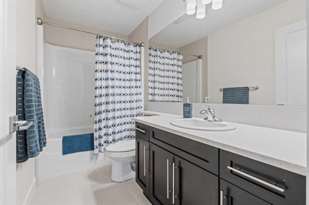 25 Westland Crescent Sw, Calgary, AB - Indoor Photo Showing Bathroom