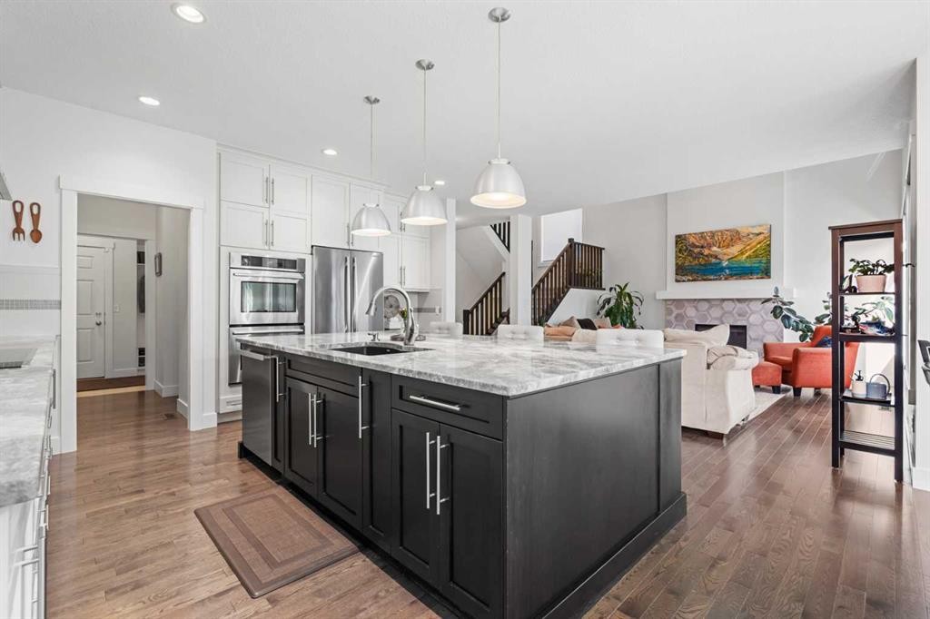 25 Westland Crescent Sw, Calgary, AB - Indoor Photo Showing Kitchen With Stainless Steel Kitchen With Upgraded Kitchen