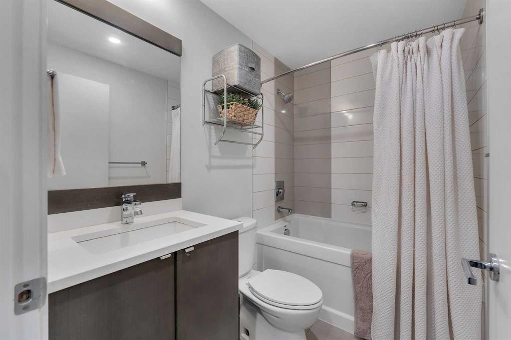 220-323 20 Avenue Sw, Calgary, AB - Indoor Photo Showing Bathroom