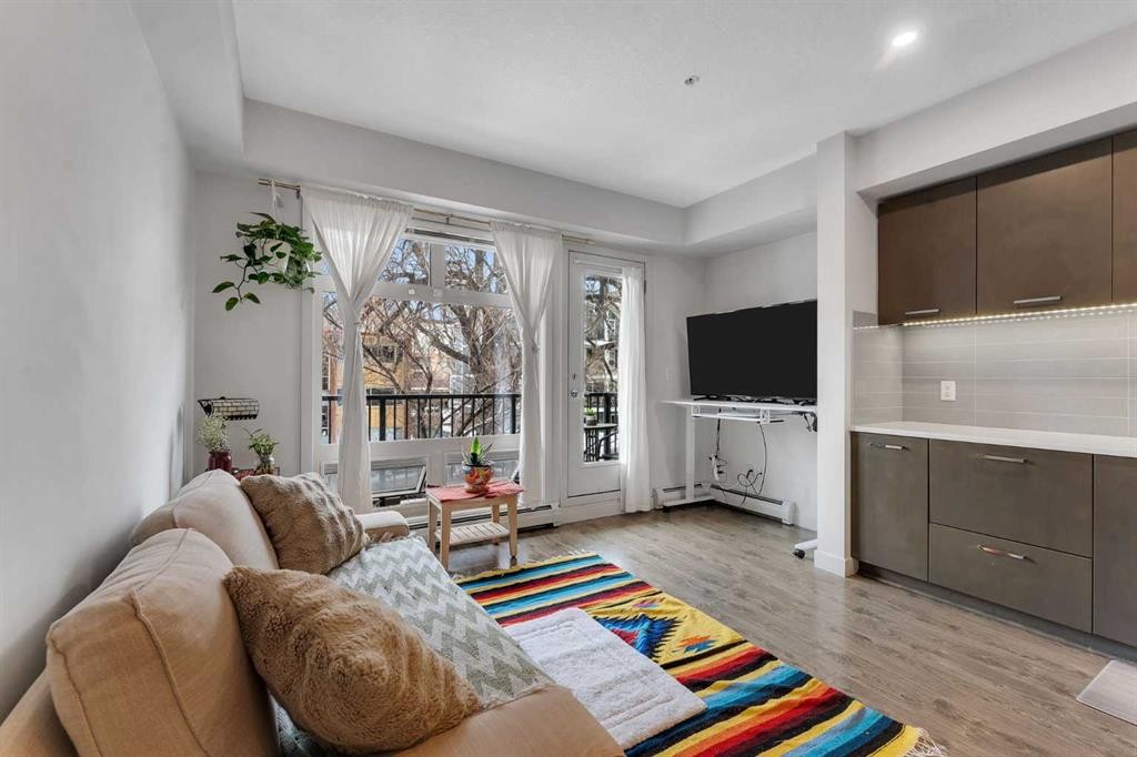 220-323 20 Avenue Sw, Calgary, AB - Indoor Photo Showing Living Room