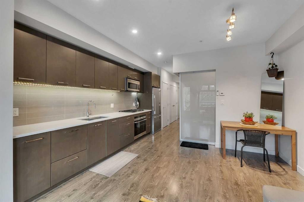 220-323 20 Avenue Sw, Calgary, AB - Indoor Photo Showing Kitchen With Double Sink