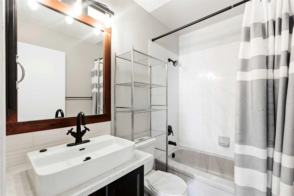 212 Harvest Wood Way Ne, Calgary, AB - Indoor Photo Showing Bathroom