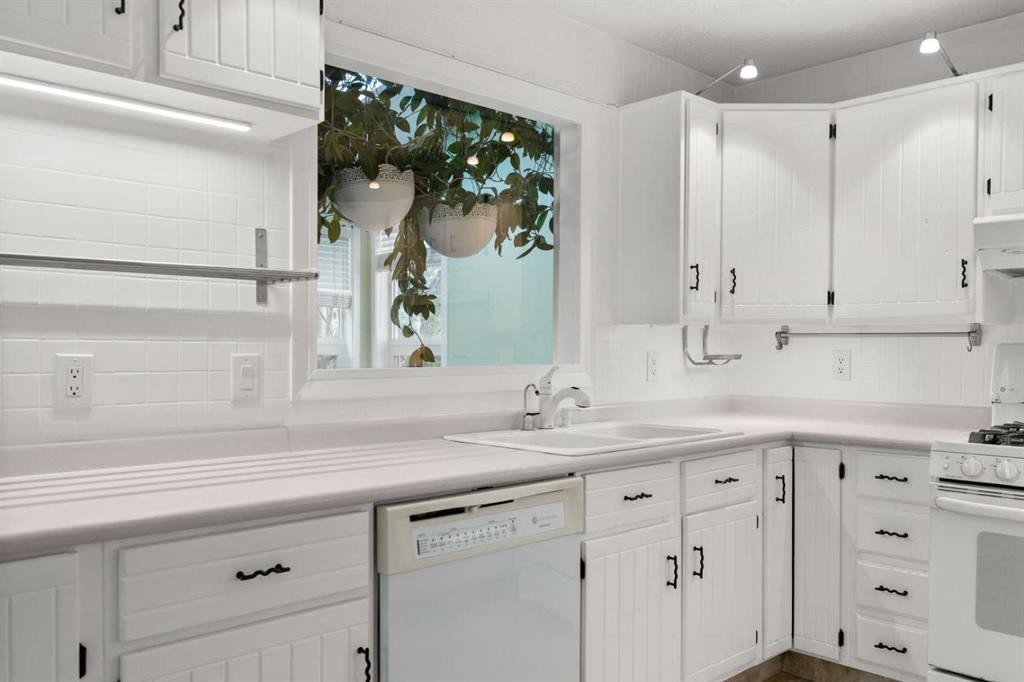 164 Sun Valley Drive Se, Calgary, AB - Indoor Photo Showing Kitchen