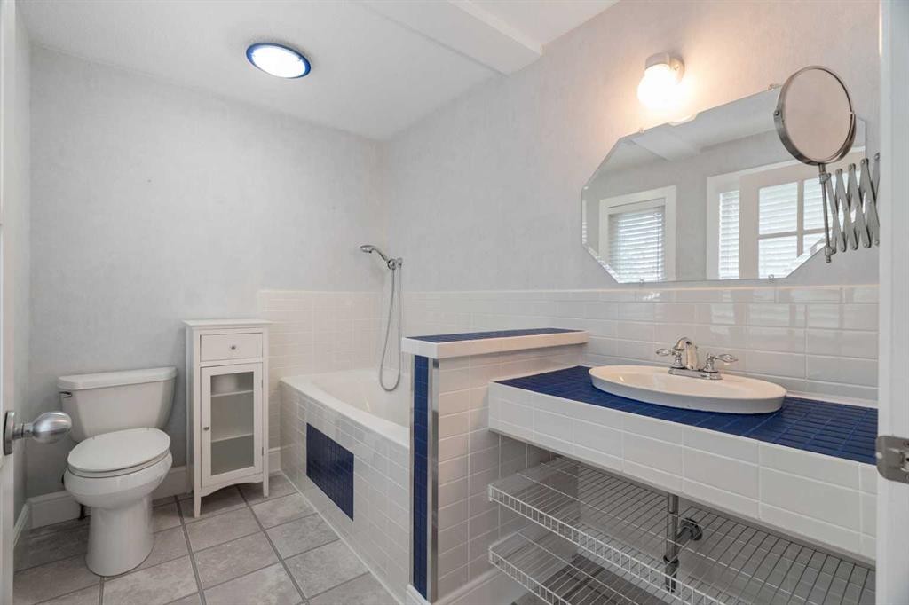 164 Sun Valley Drive Se, Calgary, AB - Indoor Photo Showing Bathroom