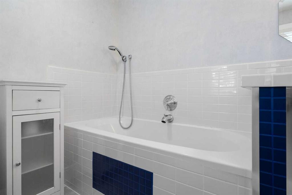 164 Sun Valley Drive Se, Calgary, AB - Indoor Photo Showing Bathroom