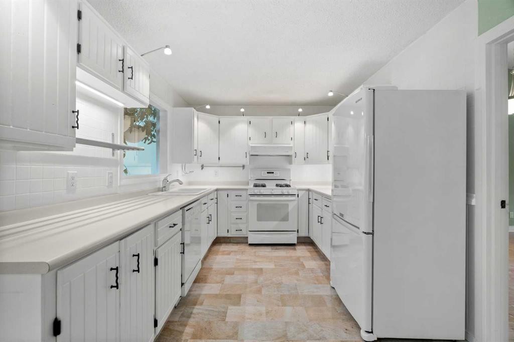 164 Sun Valley Drive Se, Calgary, AB - Indoor Photo Showing Kitchen